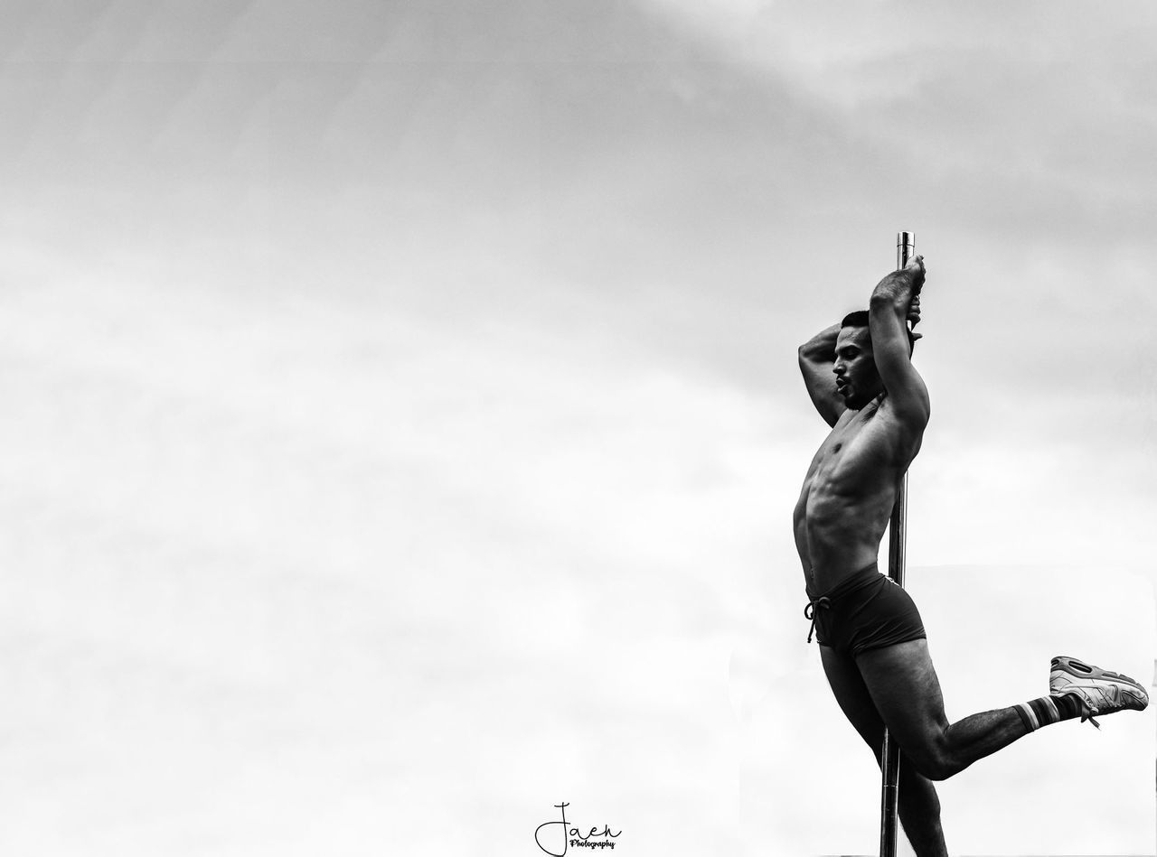 LOW ANGLE VIEW OF STATUE OF MAN AGAINST SKY