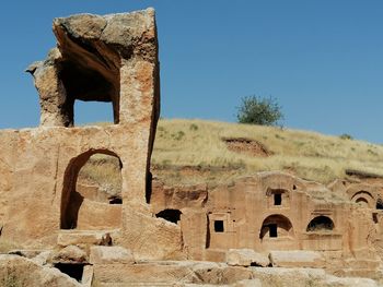 Old ruin building against sky