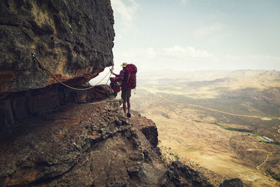 Friends walking on edge of cederberg mountains