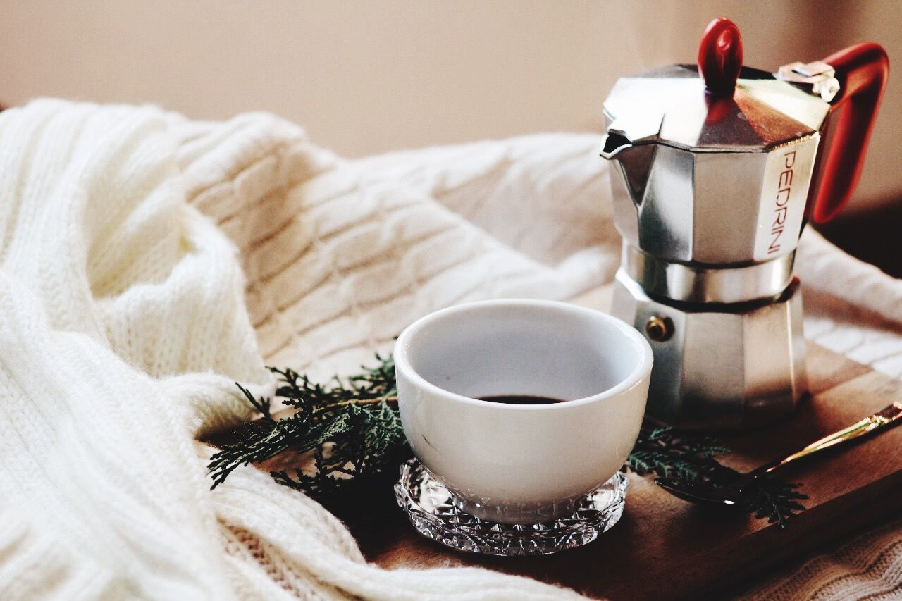 CLOSE-UP OF COFFEE CUP WITH TEA