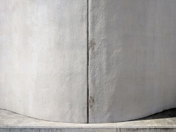 Vertical gap line between two curved concrete pieces