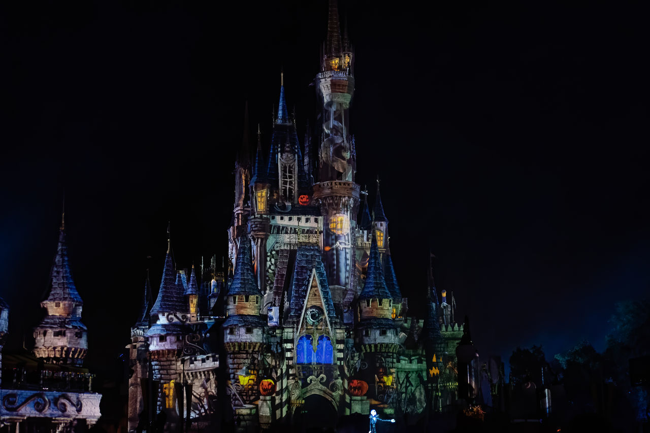 LOW ANGLE VIEW OF ILLUMINATED BUILDINGS IN CITY AT NIGHT