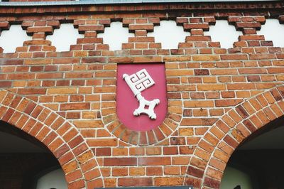 Information sign on brick wall