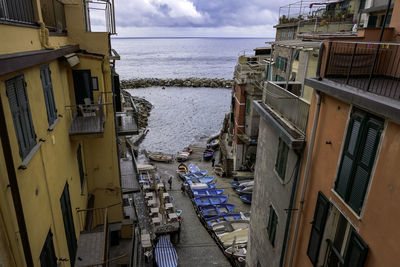 Fishing boats with colorful traditional houses - riomaggiore, cinque terre, italy