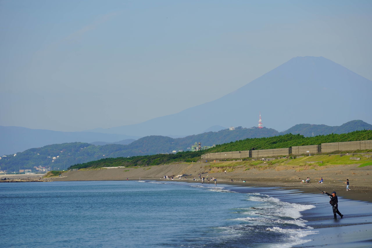 SCENIC VIEW OF SEA AND MOUNTAINS AGAINST SKY