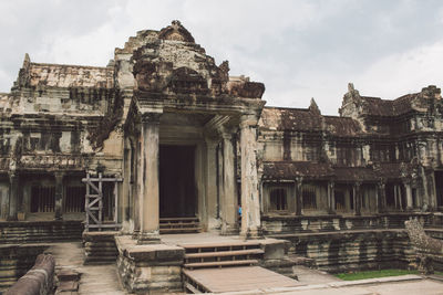 Old ruins of building against sky