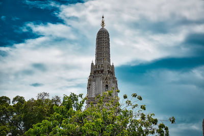 Temple of dawn, wat arun is a buddhist temple and derives its name from the hindu god aruna