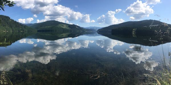 Panoramic view of lake and mountains against sky