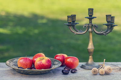 Close-up of apples in basket on table