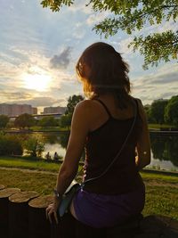 Rear view of young woman looking at cityscape