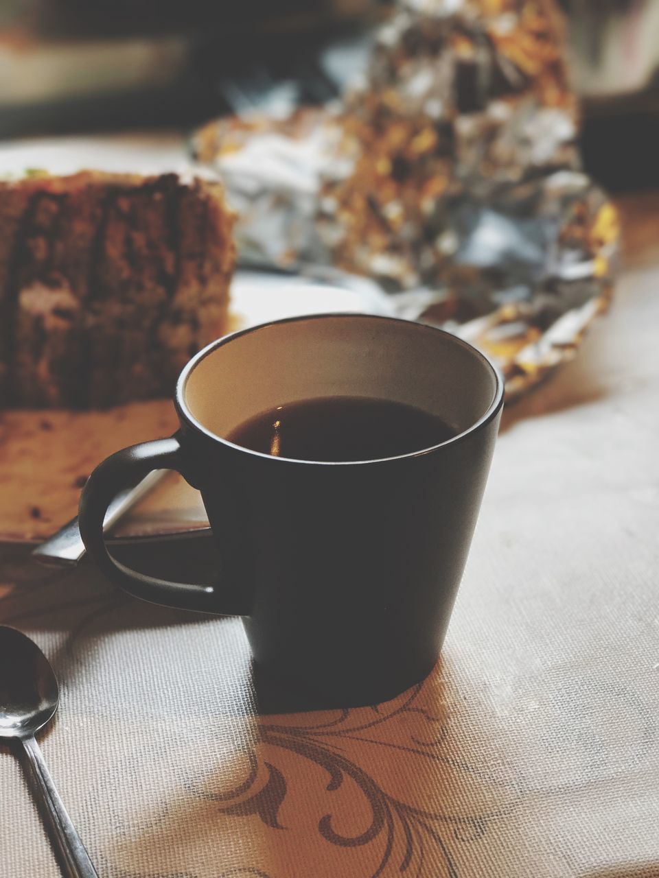 CLOSE-UP OF TEA IN CUP ON TABLE