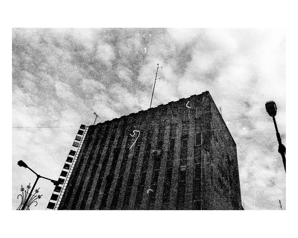 LOW ANGLE VIEW OF MODERN BUILDINGS AGAINST SKY IN TOWN