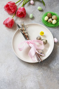 Festive easter table setting with painted eggs and cutlery. table setting for happy easter day. 