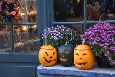 Jack o lanterns and flower pots outside restaurant