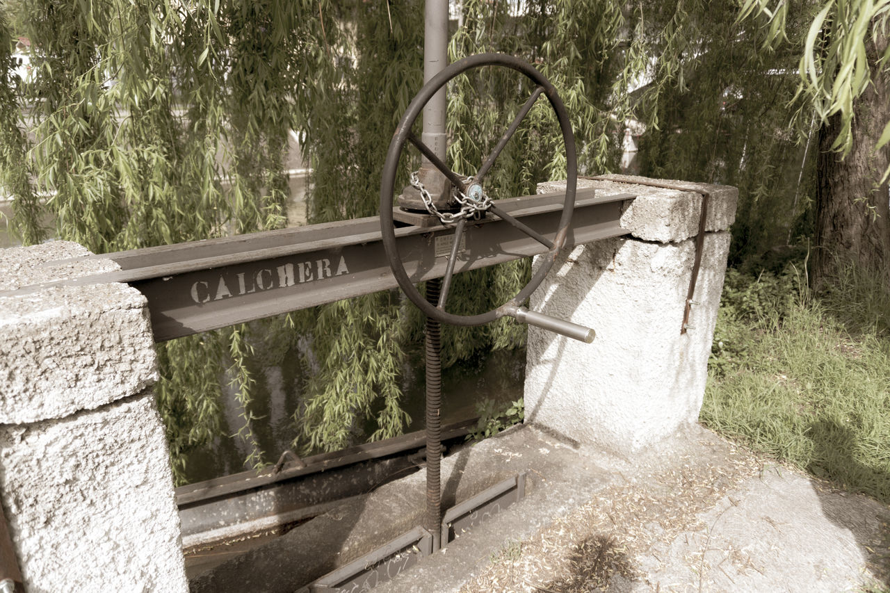 VIEW OF AN ABANDONED BICYCLE