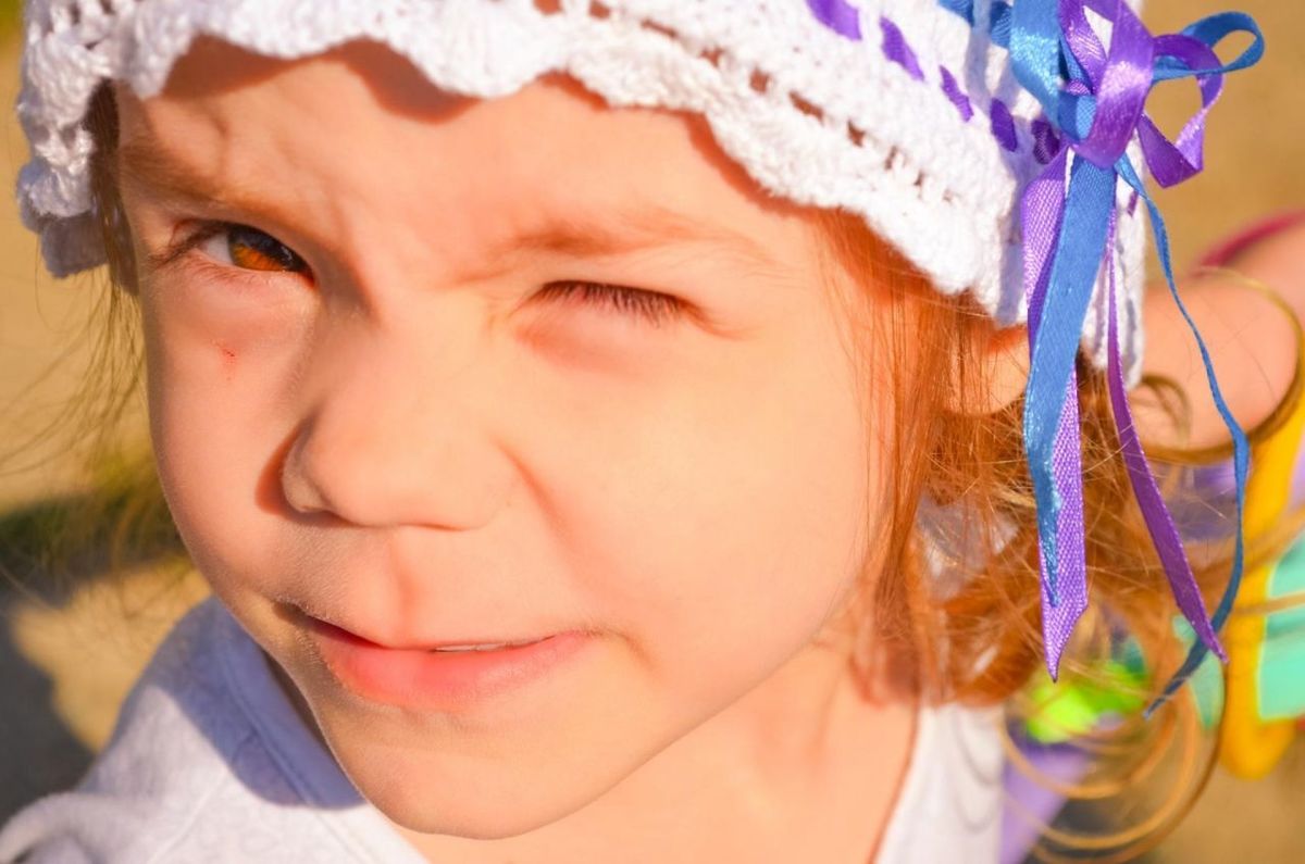 CLOSE-UP PORTRAIT OF SMILING GIRL