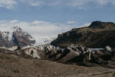 Man standing next to the svinafellsjokull glacier in iceland