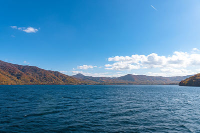 Lake towada utumn foliage scenery. towada-hachimantai national park in tohoku region. aomori, japan.