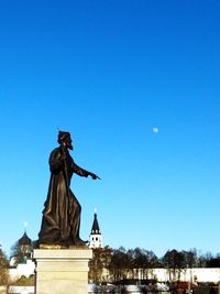 statue