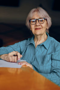 Portrait of young woman wearing sunglasses