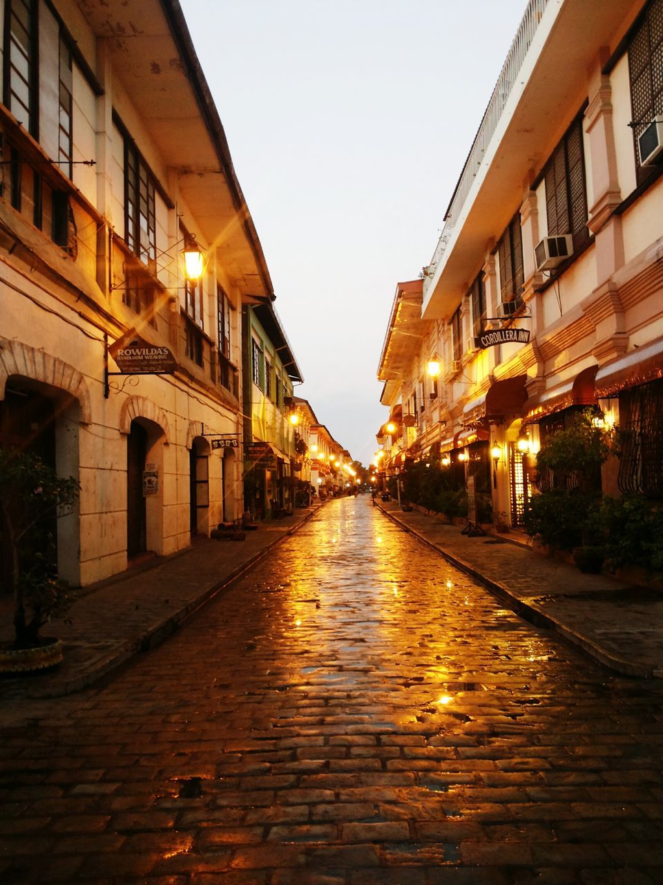 architecture, building exterior, built structure, the way forward, diminishing perspective, vanishing point, cobblestone, clear sky, residential structure, street, city, residential building, building, sky, walkway, outdoors, house, narrow, pathway, canal