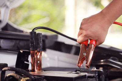 Check the car battery pot before traveling.