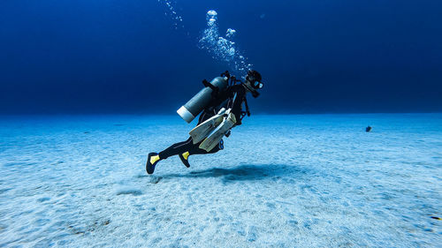 Man scuba diving in sea