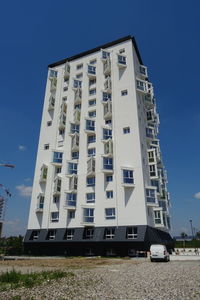 It is a building of social housting, a tower that develops 47 meters high with 14 floors 