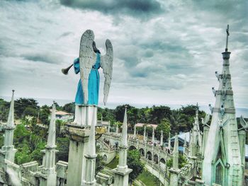 Statue against sky