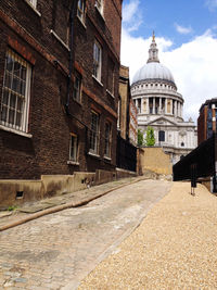 Street view of cathedral  in london 