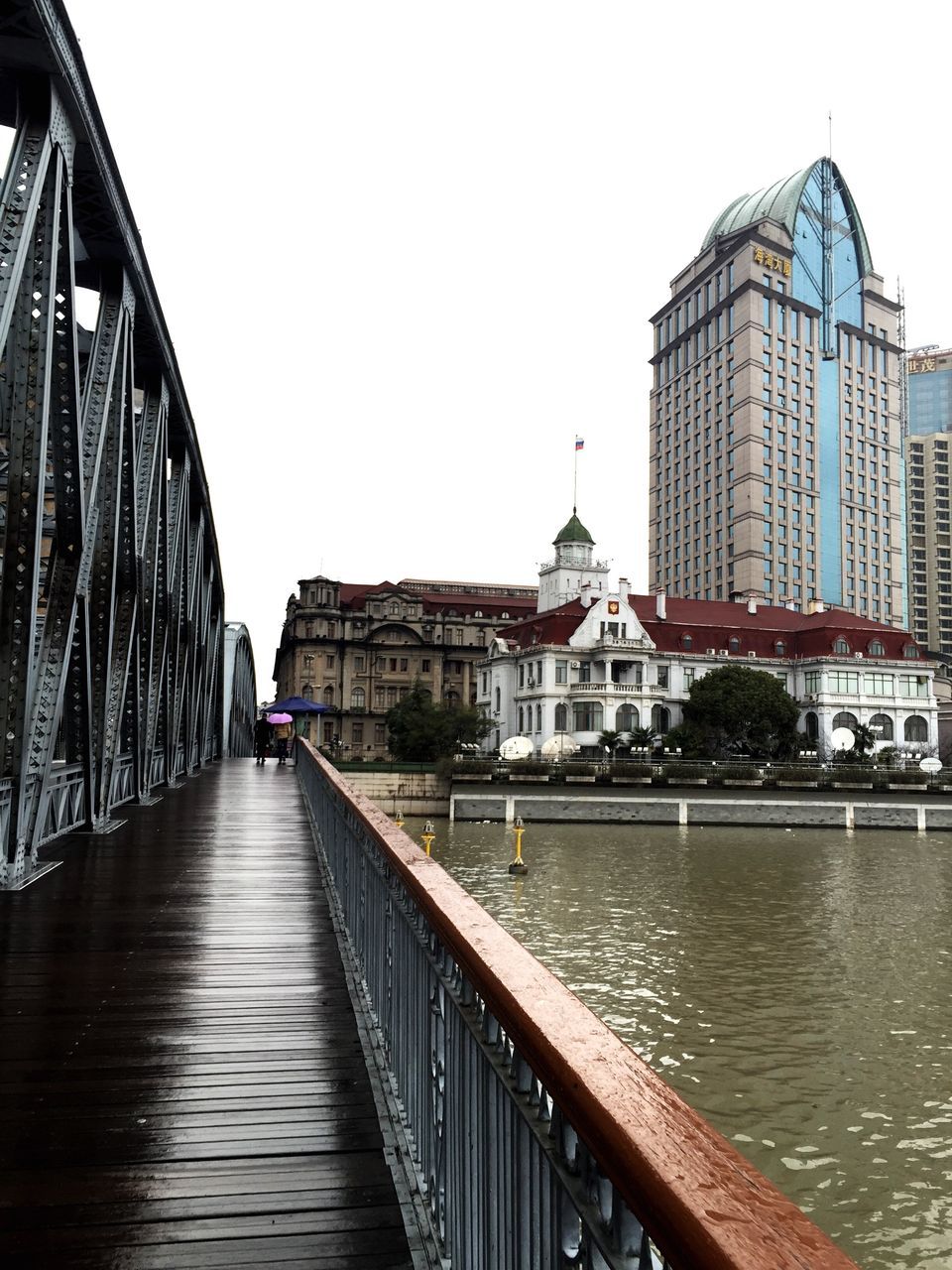 architecture, built structure, building exterior, clear sky, water, city, canal, transportation, river, incidental people, bridge - man made structure, waterfront, connection, building, copy space, the way forward, diminishing perspective, day, city life, outdoors