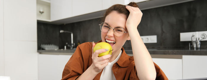 Young woman holding fruit