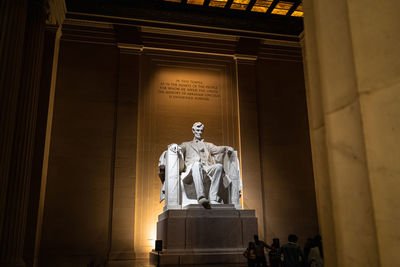 Abraham lincoln memorial statue at night