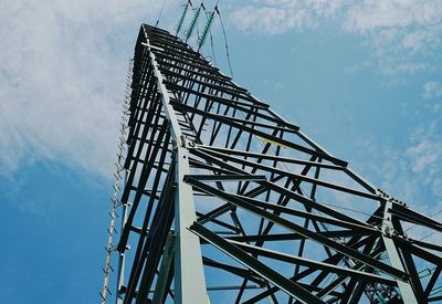 Electric steel trellis with green paint taken from the bottom up.