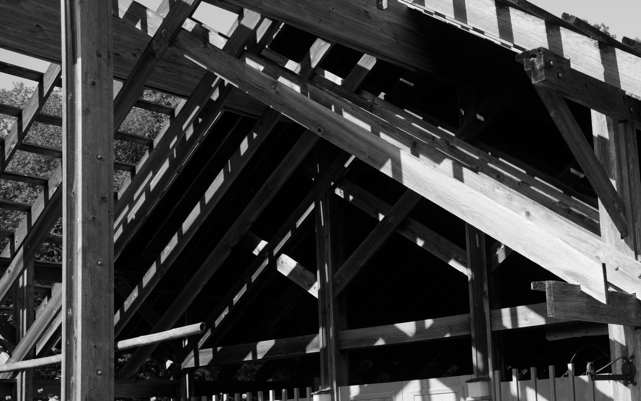 LOW ANGLE VIEW OF BRIDGE IN CEILING