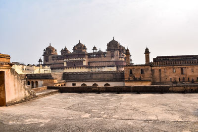 Beautiful view of orchha palace fort, raja mahal and chaturbhuj temple from jahangir mahal, orchha