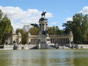 Statue of building against cloudy sky