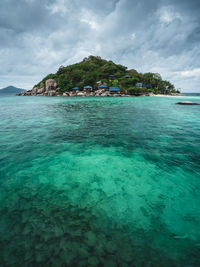 Koh nang yuan island rocky coastline, clear turquoise sea with coral. near koh tao island, thailand.