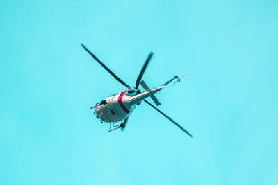 Low angle view of airplane flying against clear blue sky