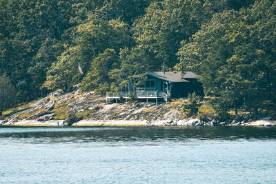 Isolated cottage in a rocky area on the coast of a lake. thousands islands. ontario, canada