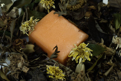 Orange soap, square shape on dried flowers, suitable for cleaning various things on the body