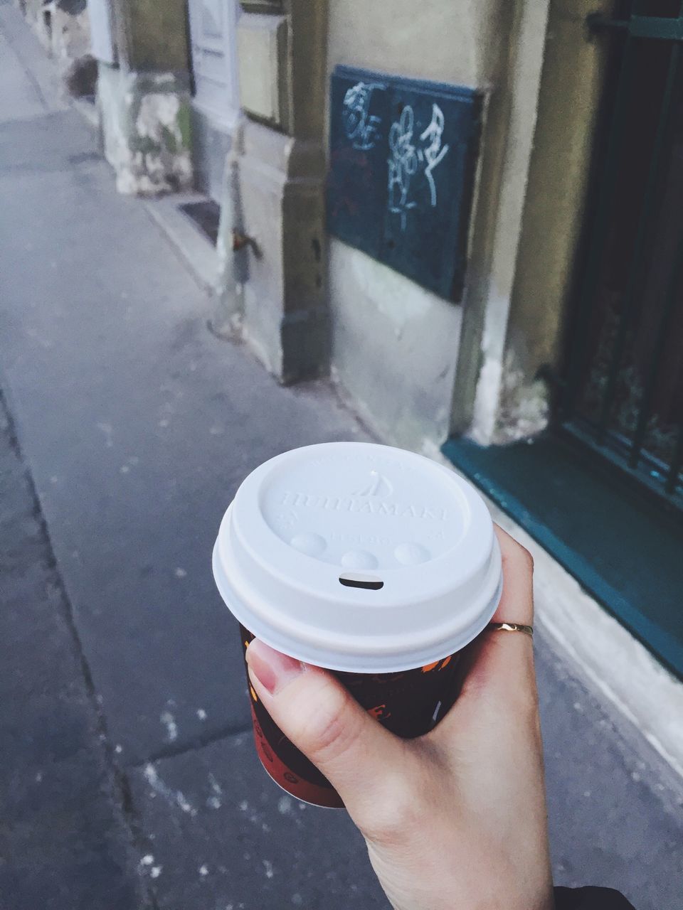 person, personal perspective, holding, part of, lifestyles, cropped, leisure activity, unrecognizable person, refreshment, indoors, food and drink, coffee cup, drink, human finger, men, close-up