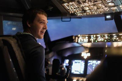 Man pilot plane flight simulator pilots training