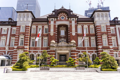 Low angle view of exterior tokyo station building against sky