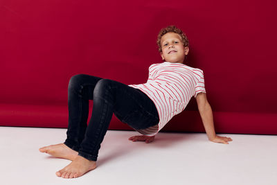 Portrait of young woman sitting on floor