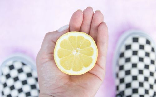 Close-up of hand holding lemon