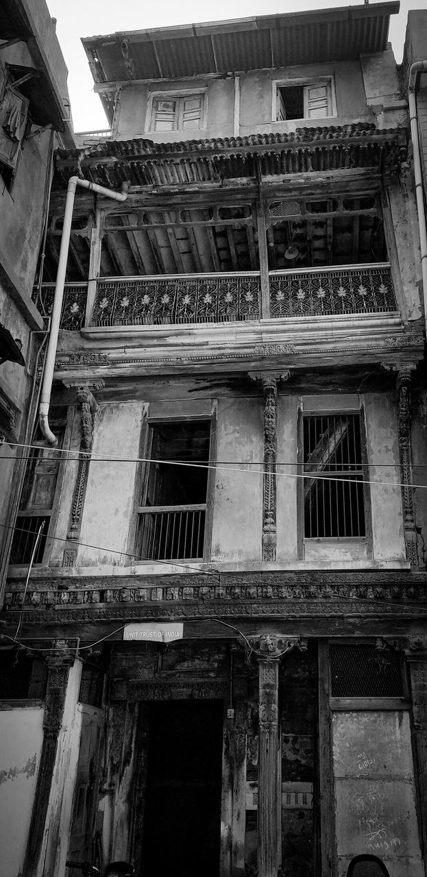 architecture, built structure, building exterior, house, low angle view, urban area, black and white, building, black, white, monochrome, window, no people, monochrome photography, old, abandoned, day, history, residential district, the past, damaged, outdoors