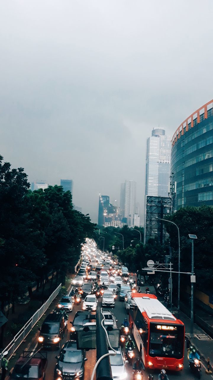 HIGH ANGLE VIEW OF TRAFFIC ON ROAD