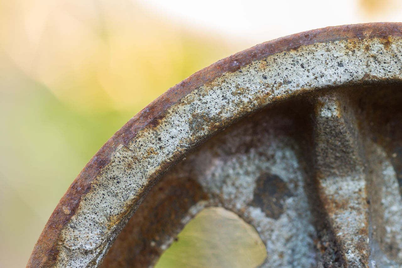 CLOSE-UP OF RUSTY METAL CHAIN