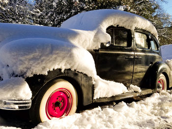 Snow on car moving during winter